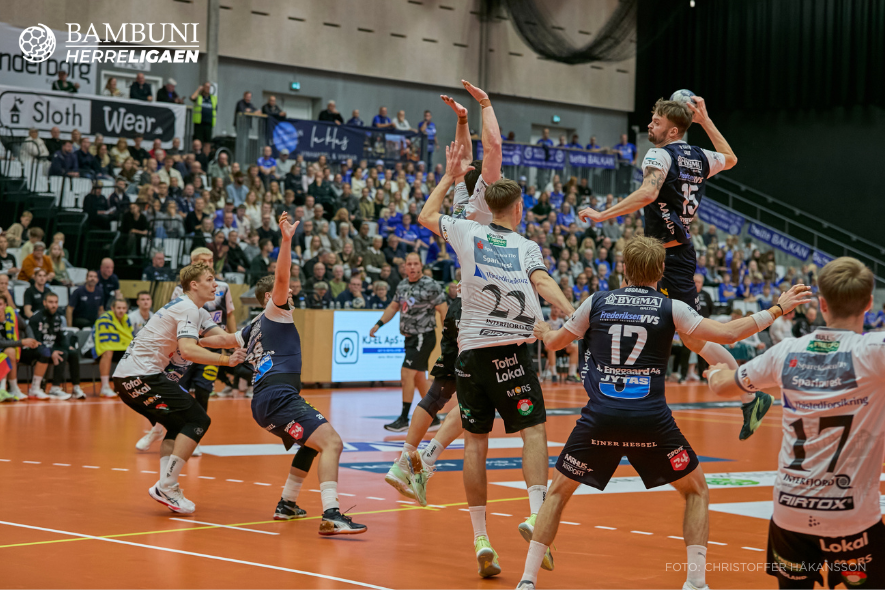 FØDSELSDAG OG SLUTSPIL I AARHUS: SAH TAGER IMOD MORS-THY