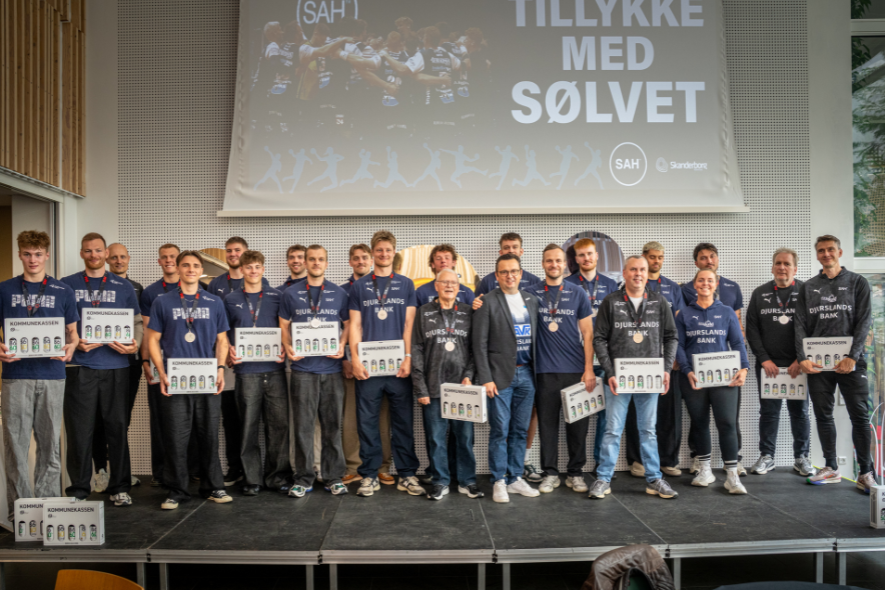 SAH BLIVER HYLDET PÅ FÆLLEDEN